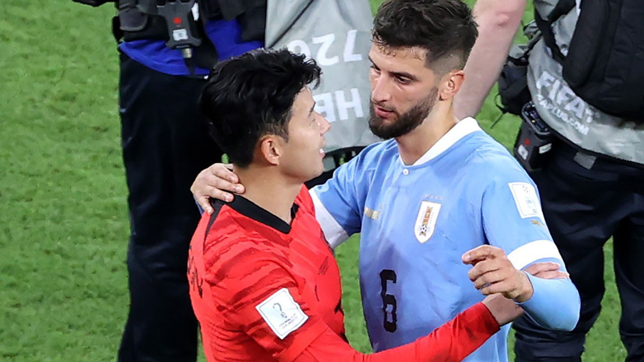 '인종차별 발언' 벤탄쿠르 포용한 손흥민‥"우린 변함없는 형제"