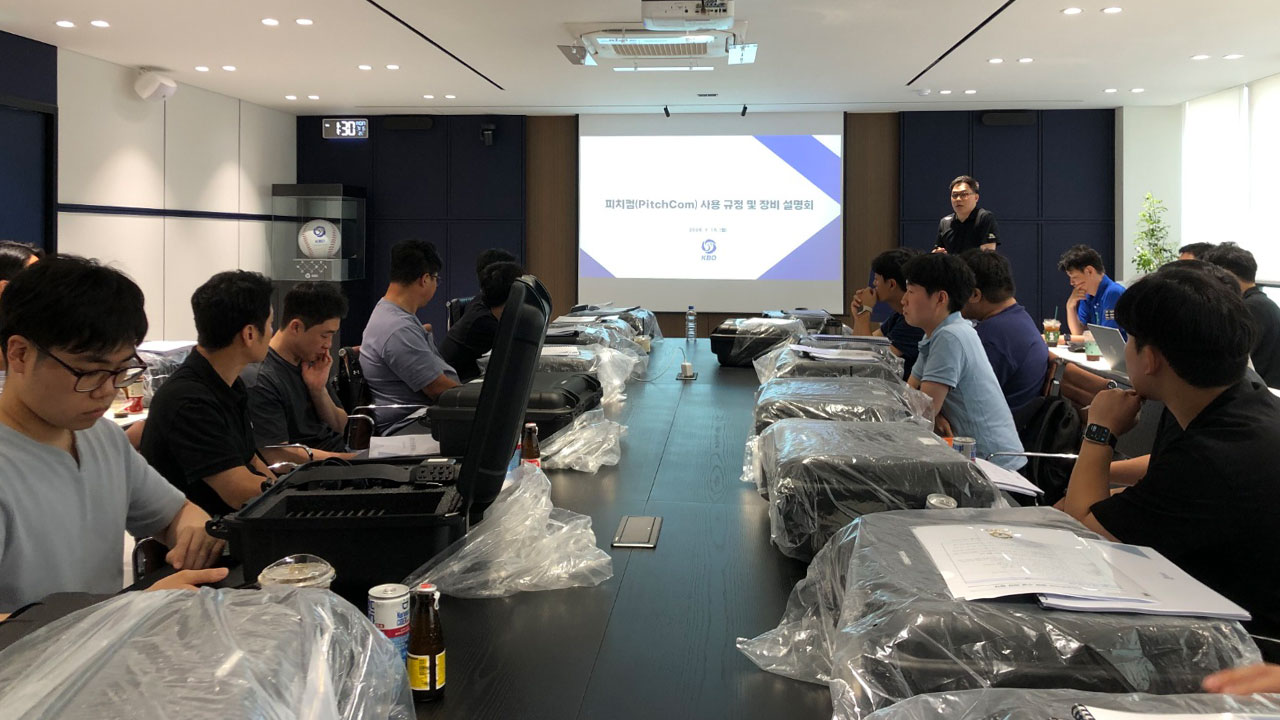 KBO, 각 구단에 피치컴 2세트씩 지급‥내일부터 사용 가능