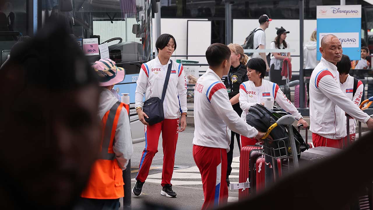 [올림픽] '8년 만에 올림픽 복귀' 북한, 무장 경찰 호위 속 파리 도착