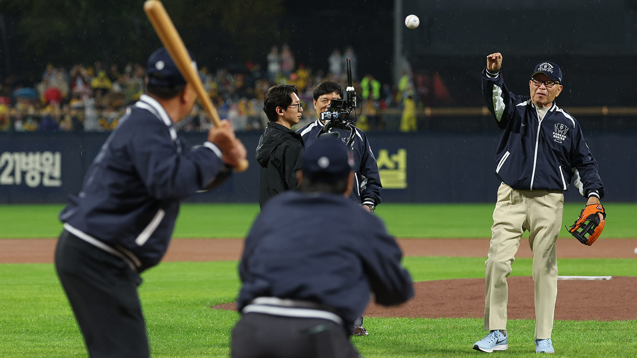 '해태·삼성 10회 우승' 김응용 전 감독, KS 1차전 시구