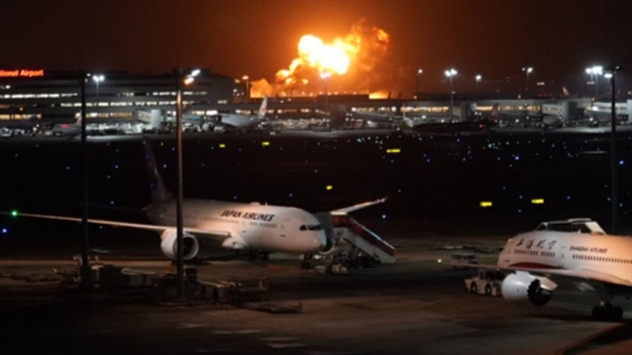 일본 하네다공항에서 JAL 항공기 화재‥"약400명 탑승, 전원 탈출 중"