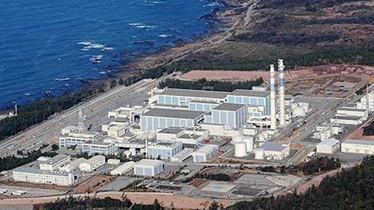 일본 강진 피해 원전 바다서 기름막 "방사성 영향은 없어"