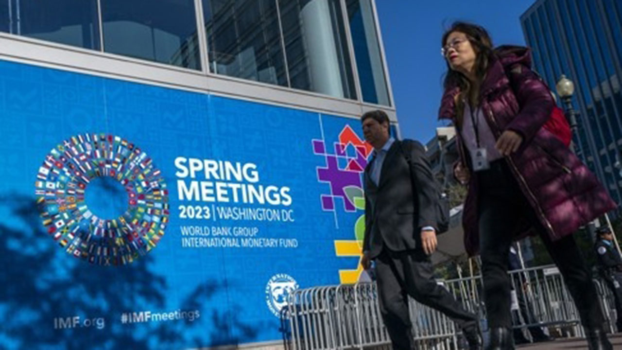 IMF, 올해 세계경제성장 3.1%로 0.2%p 상향‥"연착륙 가능성 커"