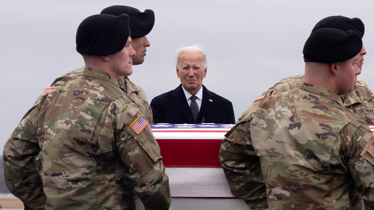 미국 보복타격 개시 속 바이든, 사망 미군 운구의식 직접 참석 