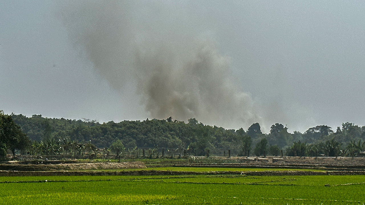 미얀마군, 시장에 포격‥"두 살배기 등 민간인 최소 12명 사망"