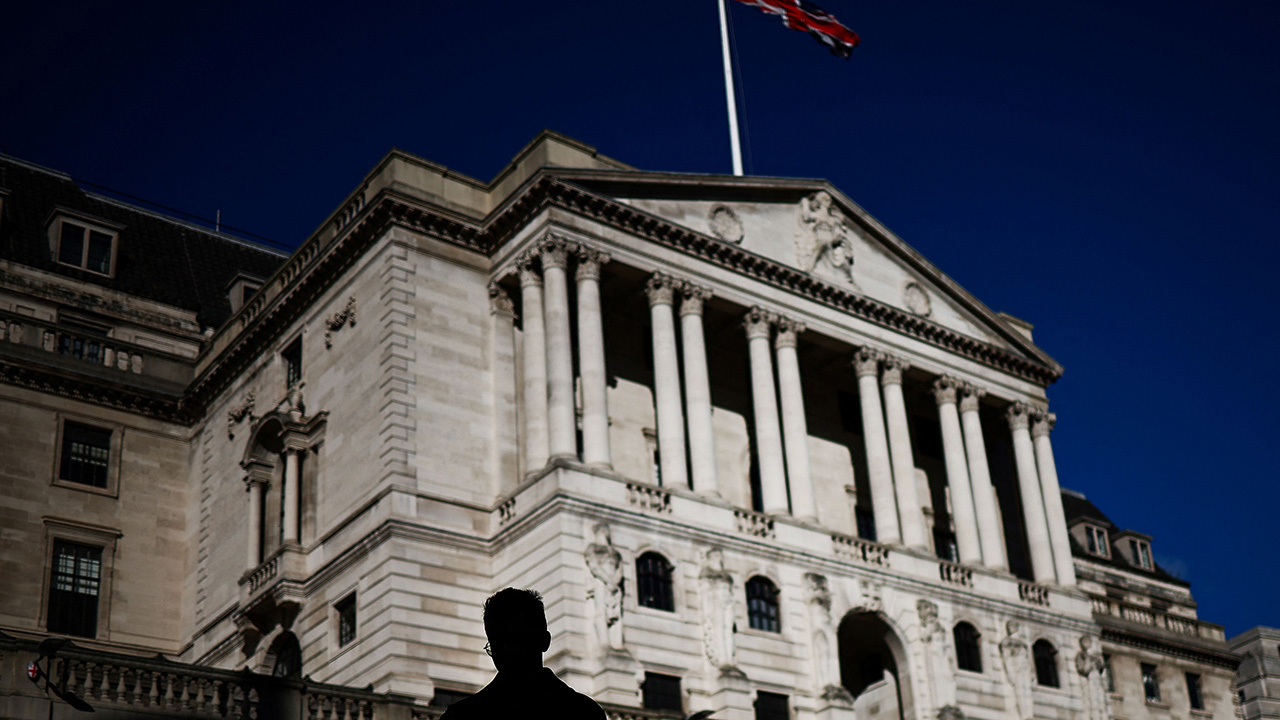 영국 기준금리 5.25%로 동결…5차례 연속