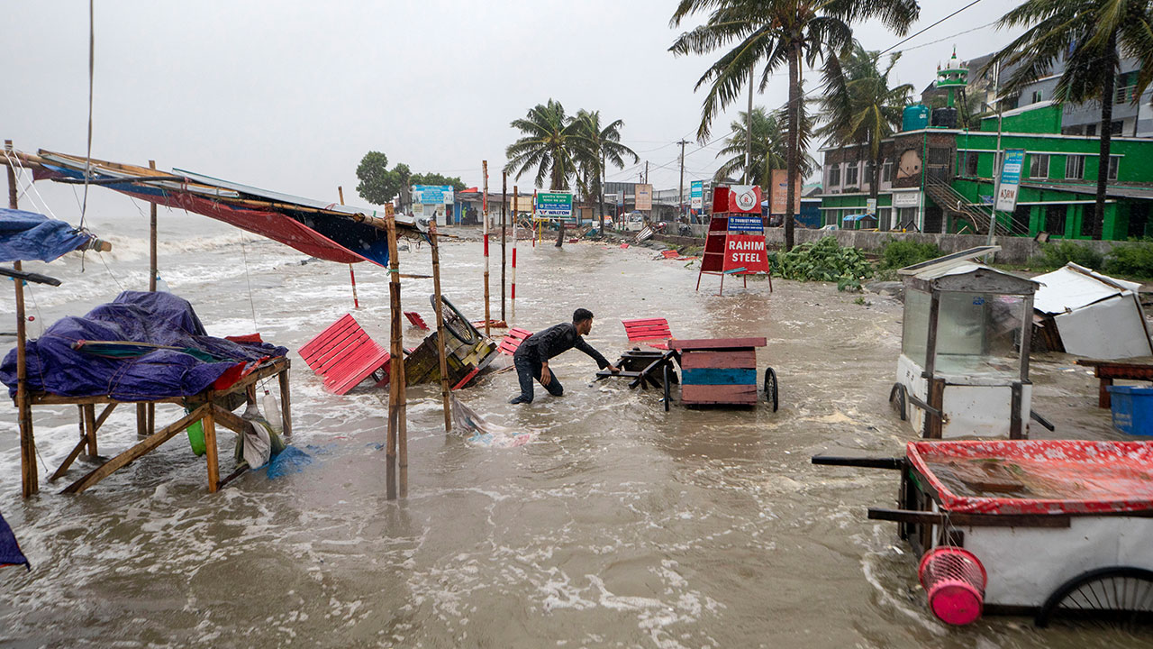 뱅골만에 대형 사이클론 강타‥인도·방글라 주민 100만명 대피