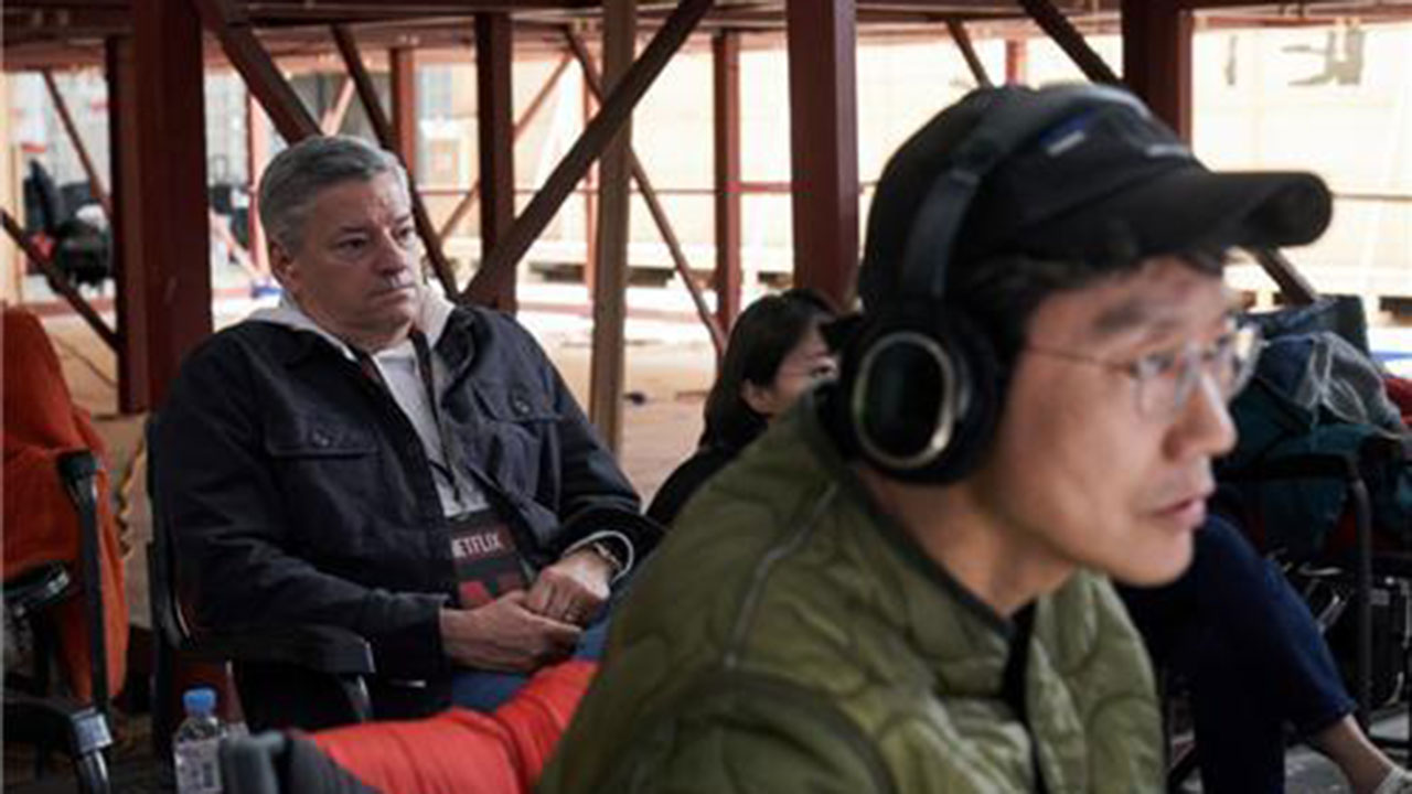 넷플릭스 CEO, 오징어게임 발굴 소개하며 "콘텐츠 새시대"