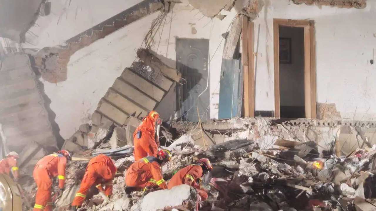 중국 동부서 5층 아파트 무너져 4명 사망‥"폭우에 지반 약해져"