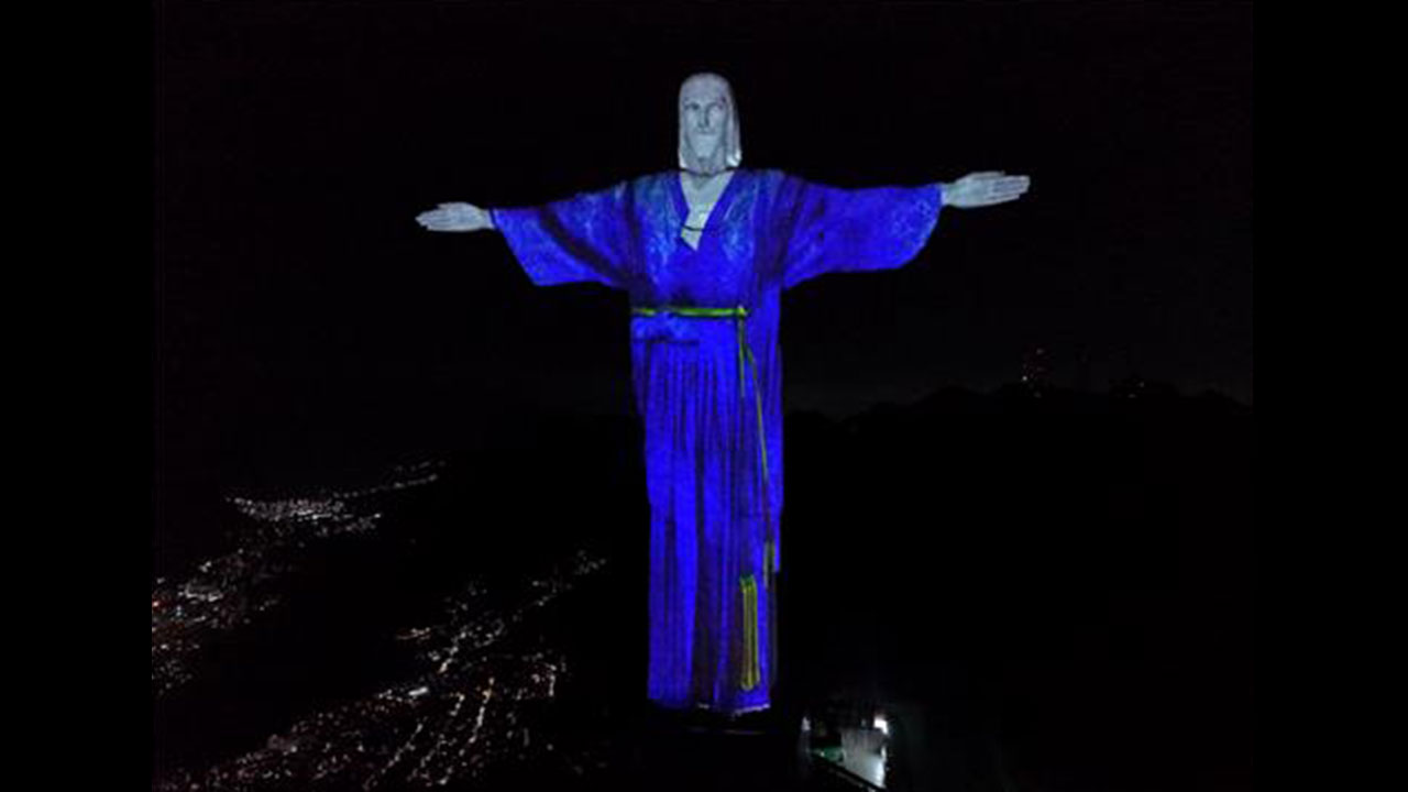 브라질 대표 상징물 리우 예수상이 파란 한복을 입었다