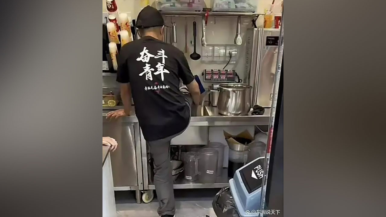 중국 유명 밀크티 체인점 직원이 싱크대서 발 씻어