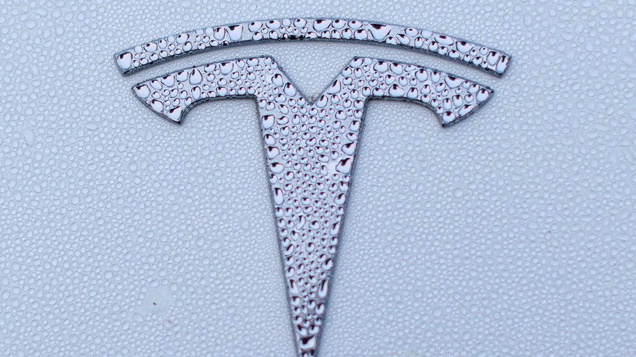 "테슬라 자율주행 로보택시 공개 8월→10월 연기"