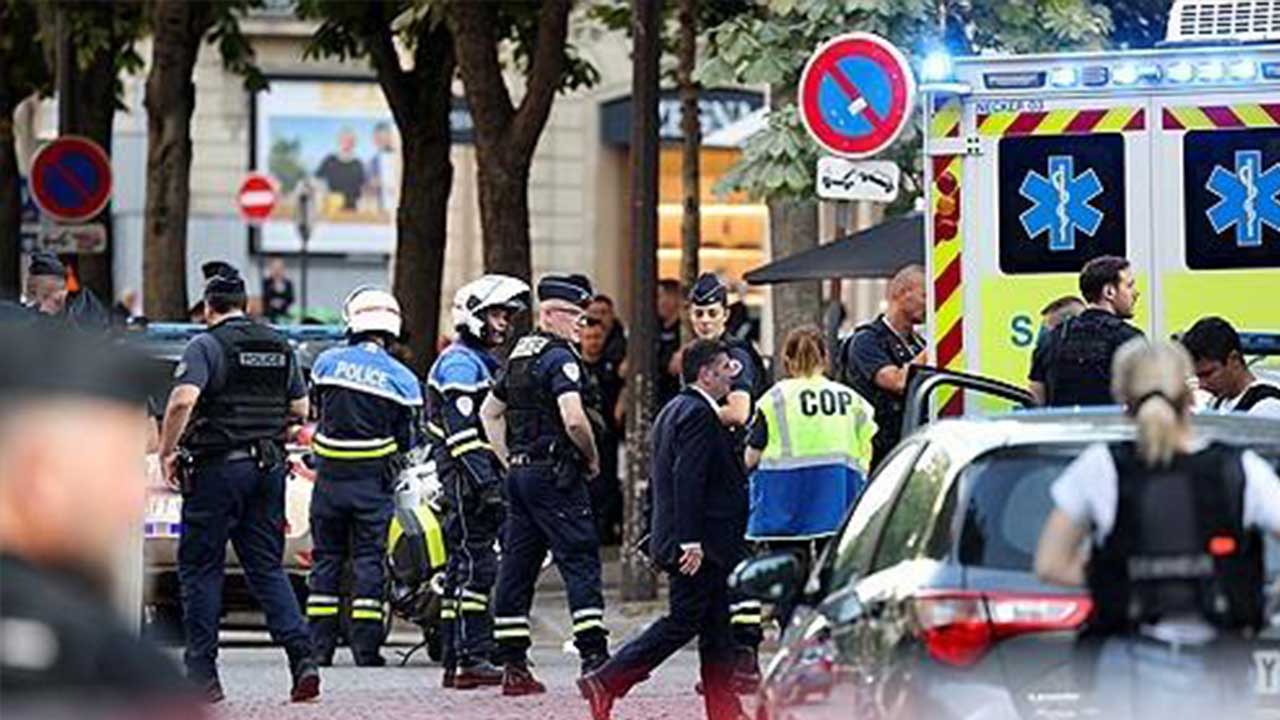 파리 샹젤리제서 경찰관 흉기 공격 부상