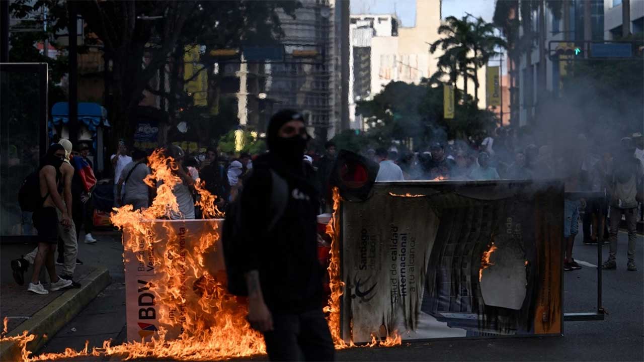 차베스 동상 무너뜨렸다‥베네수엘라 성난 민심 "총성도"