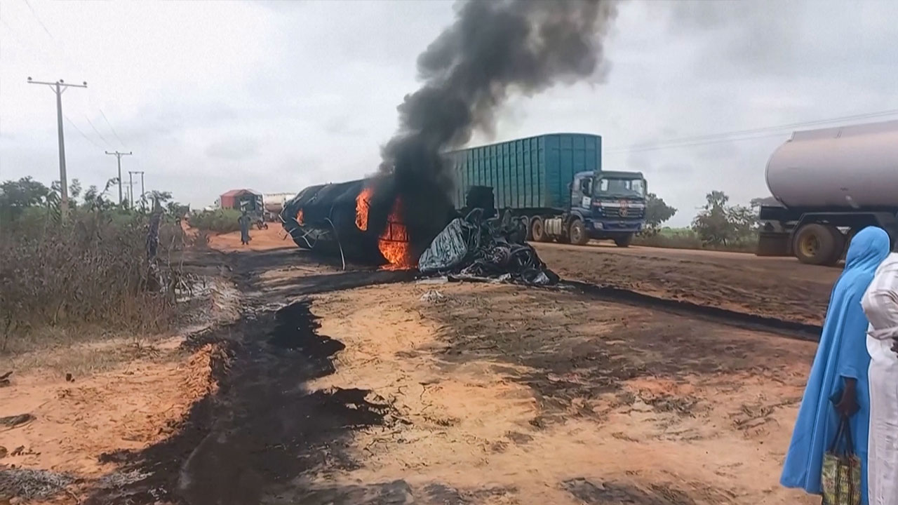 나이지리아서 유조차·트럭 충돌‥최소 48명 사망