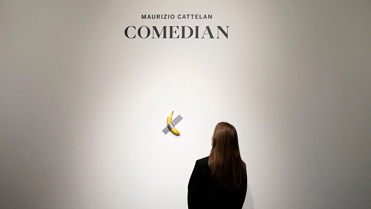 '벽에 붙인 바나나' 설치미술 문제작 경매에‥"예상가 20억 원"