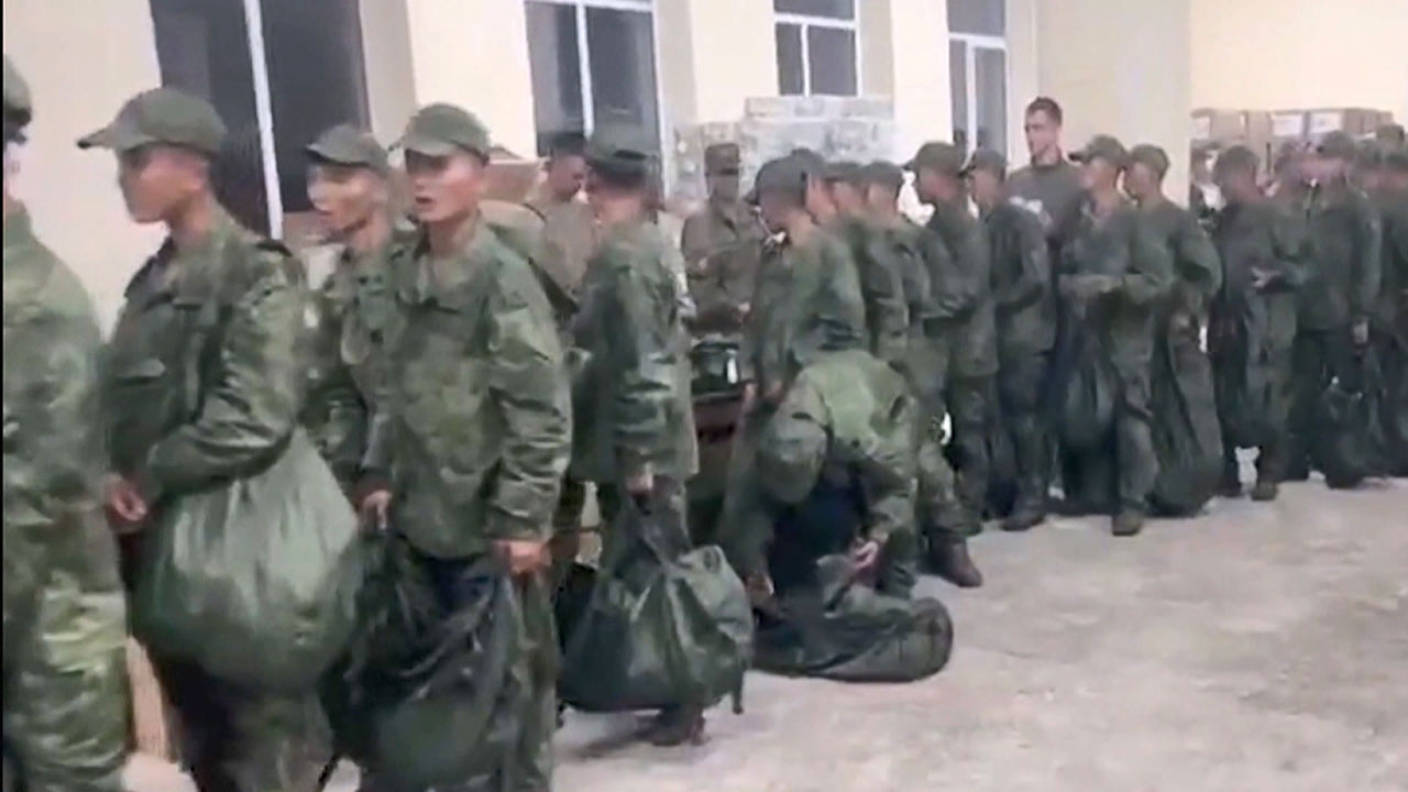 우크라군 수장 "북한군, 러군과 전투참여 준비한다는 보고 많다"