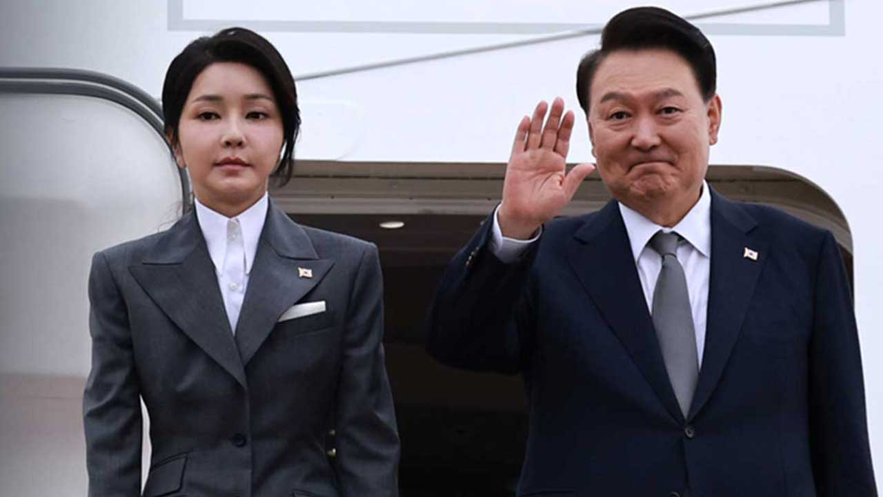 외신 "궁지 몰린 대통령직에 한국 영부인 어른거려"