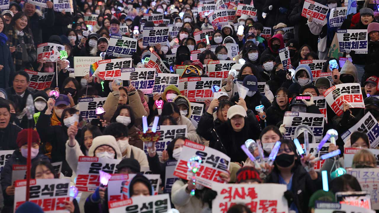 "촛불 대신 응원봉, 비폭력·연대 상징"‥외신도 주목한 한국 바카라사이트 안내 문화