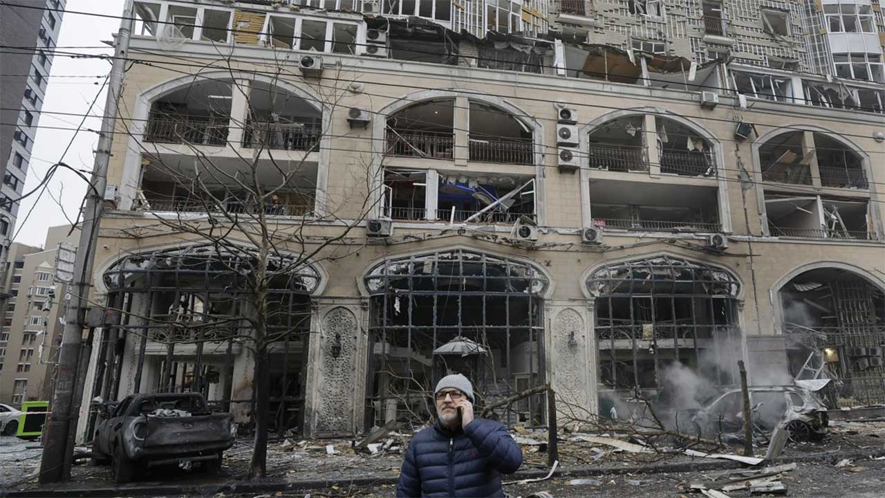 러시아, 우크라 키이우에 미사일 공습‥십여 명 사상 