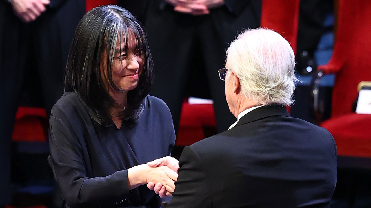 '한강 효과'에 K-문학 번역본 해외 판매량 2.3배로 늘었다