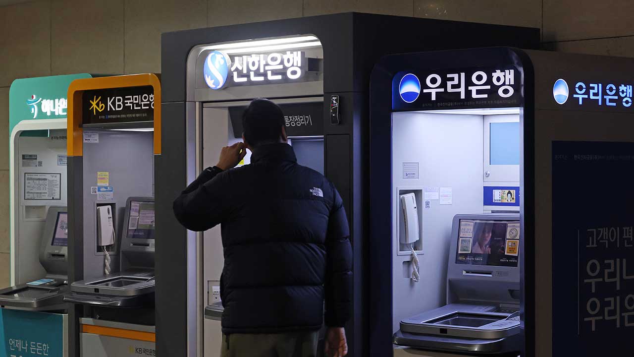 은행 예·적금 금리 줄줄이 인하‥대출금리와 더 벌어질 듯