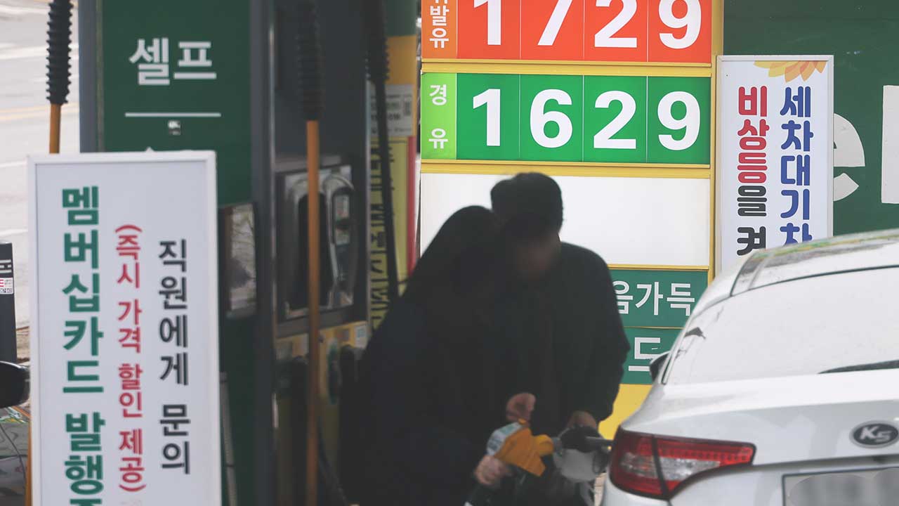 국내 주유소 기름값 10주 연속 하락…당분간 약세 이어질 듯"