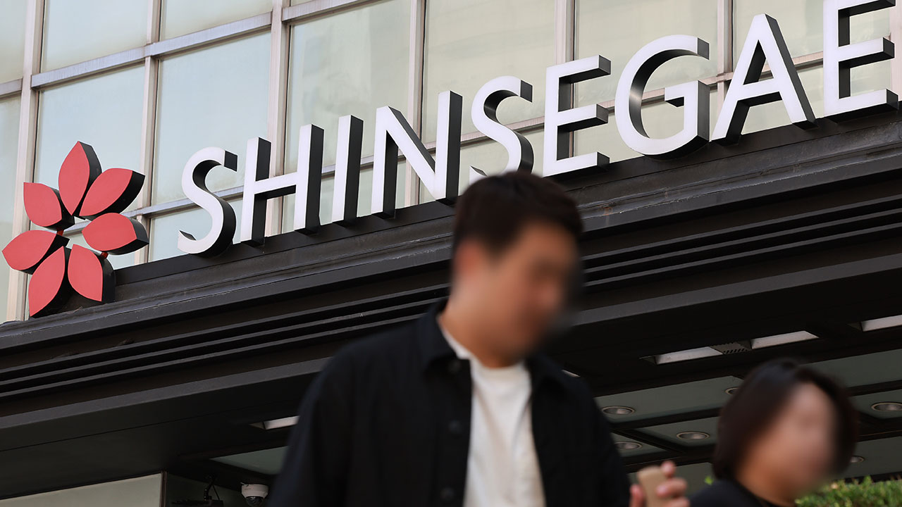 이명희, ㈜신세계 지분 10% 전량 딸 정유경에게 증여