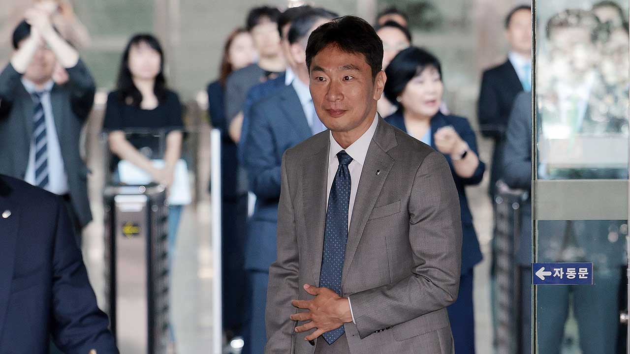 사과하며 떠나는 금융감독원장 이복현 "다 제 부족 탓"