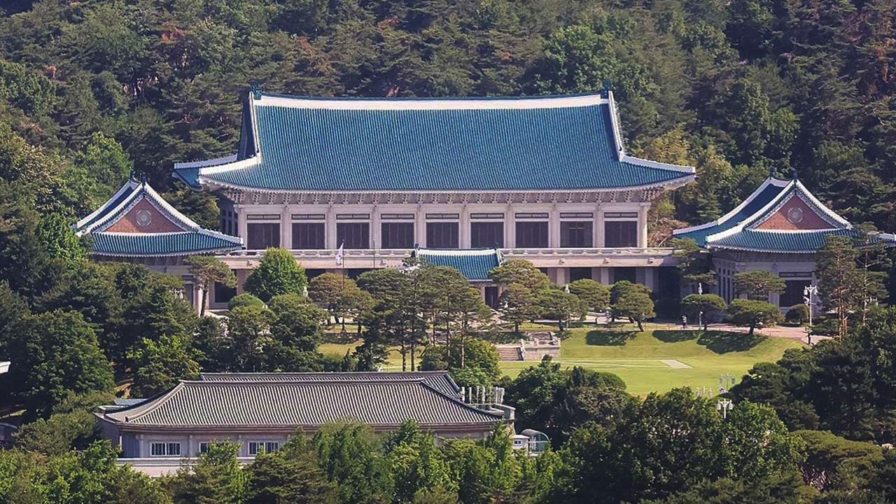 대통령 집무실 복귀 앞둔 청와대, 탐방로 전면 보수공사 착수