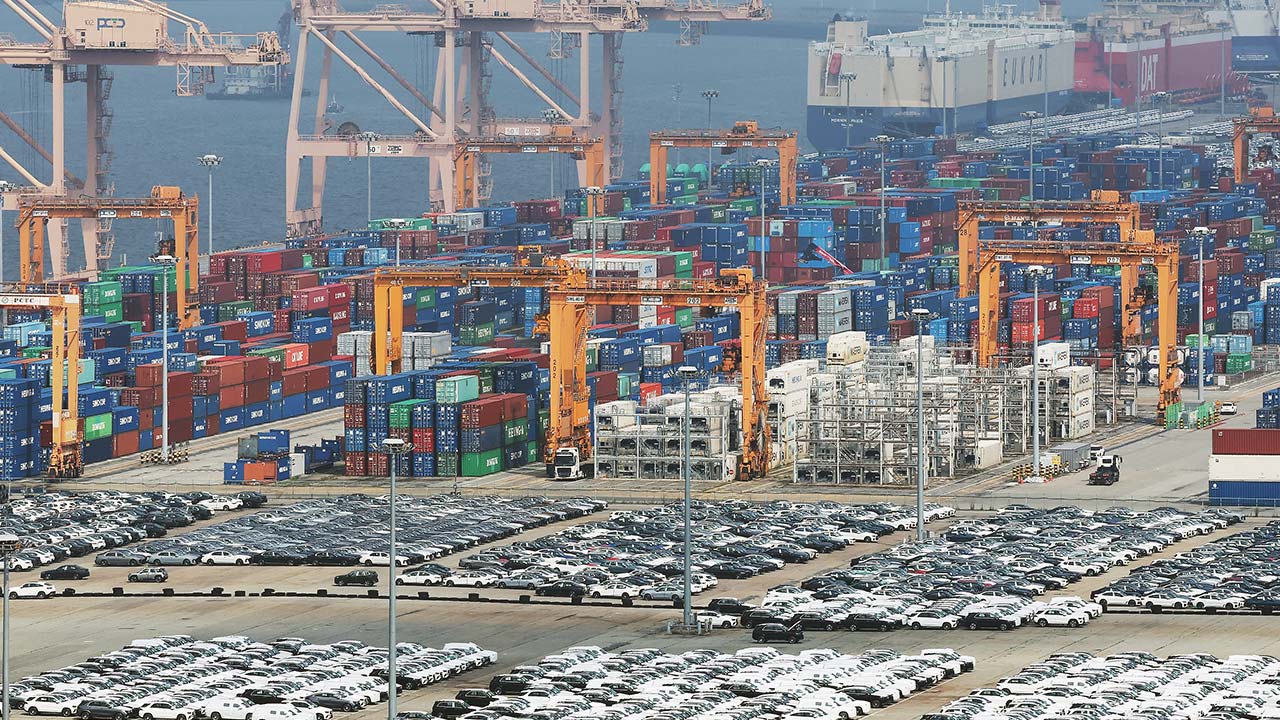 8월 초 수출 작년보다 4.3% 감소‥반도체 수출 비중은 26.5%로 더 늘어