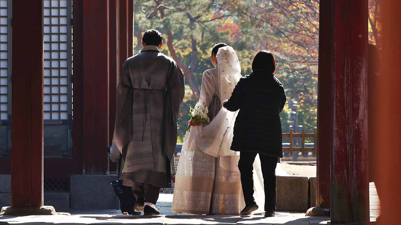 30년 만에 결혼은 44% 감소, 출생아는 3분의 1로 급감
