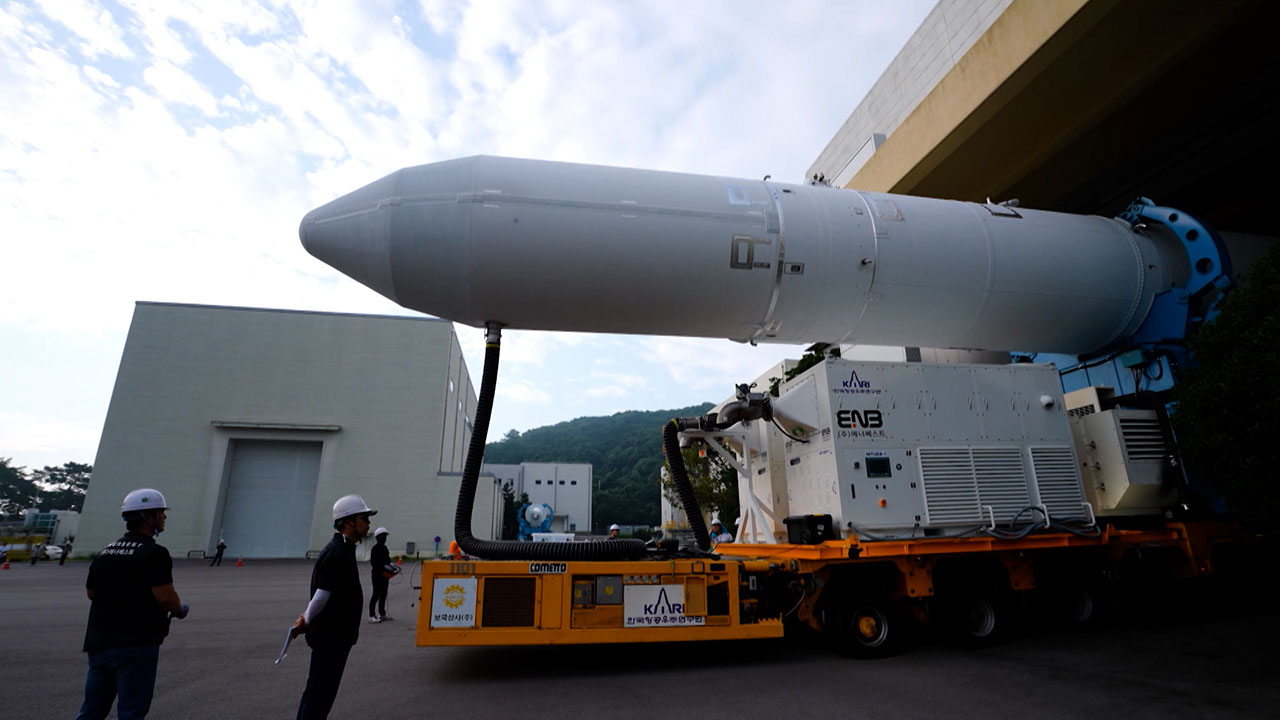 4차 발사 나서는 누리호 이송 시작