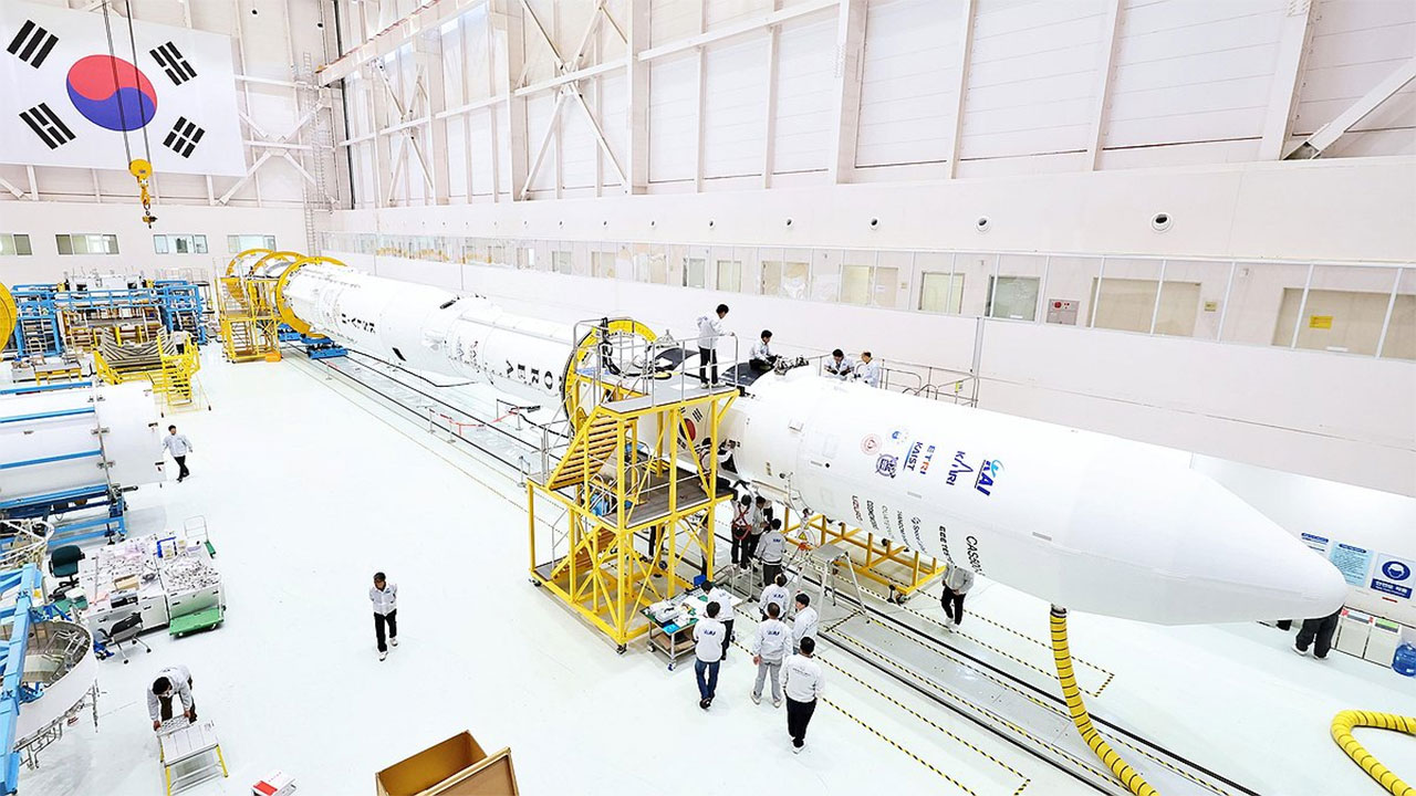 누리호 발사대 이송 비 예보로 지연‥27일 발사는 정상 추진