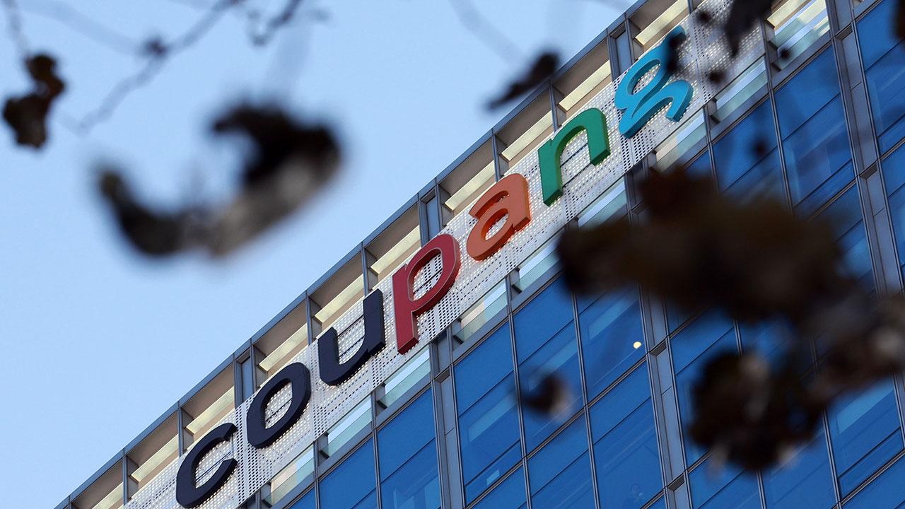 정보유출에도 쿠팡 이용자 수 '견조'‥신뢰회복이 관건