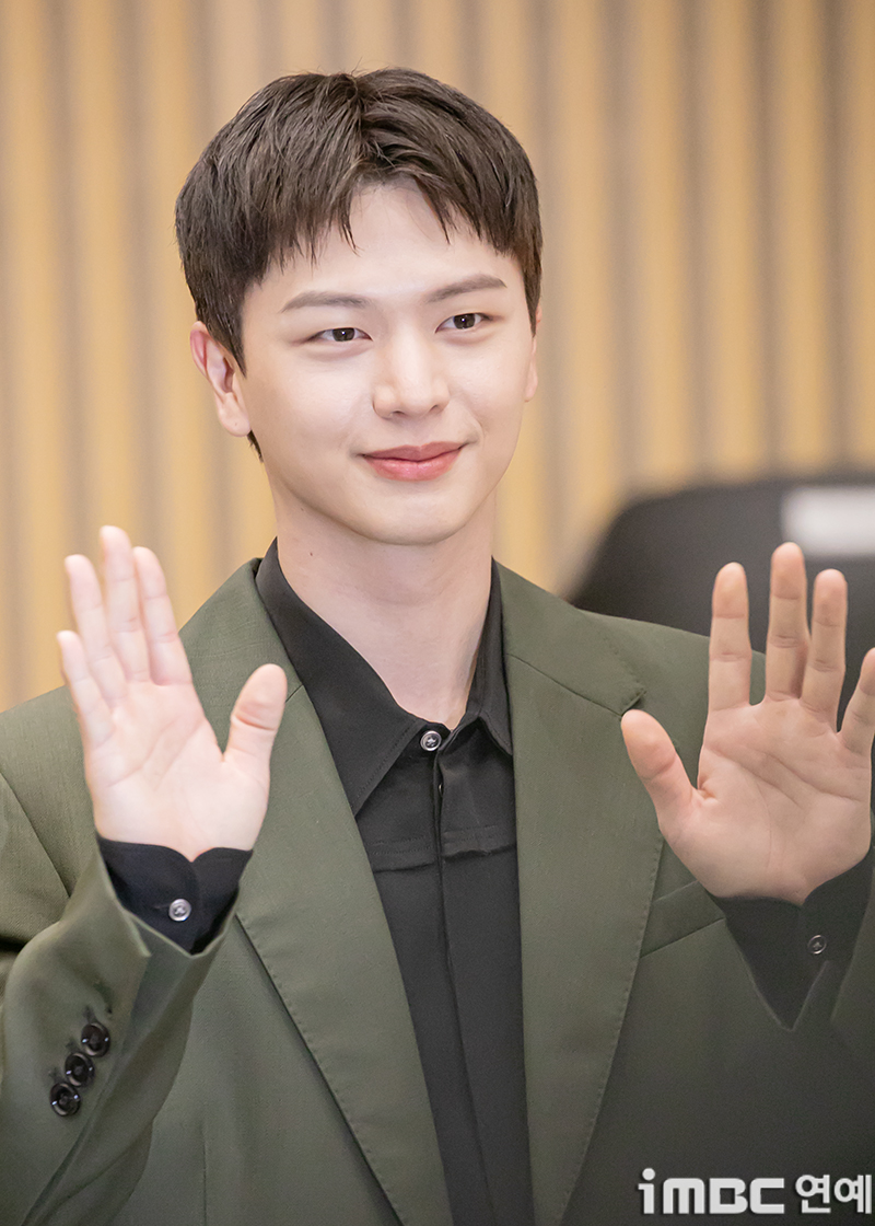 포토 육성재 드라마로 만나요