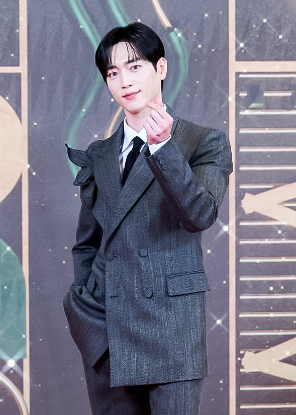 2025 MBC 연기대상 레드카펫에 참석한 배우 서강준