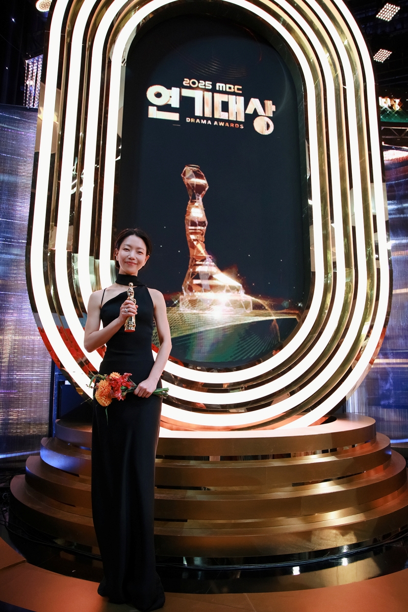 MBC 연기대상 관련 뉴스 - 김신록, 'MBC 연기대상' 조연상 수상 "MBC 첫 드라마로 상 주셔 감사"