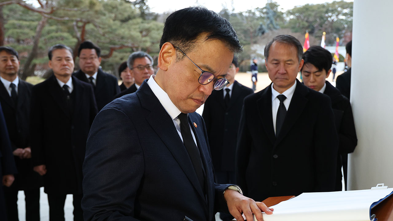 최상목 권한대행, 현충원 참배 "민생과 국정안정에 온 힘"