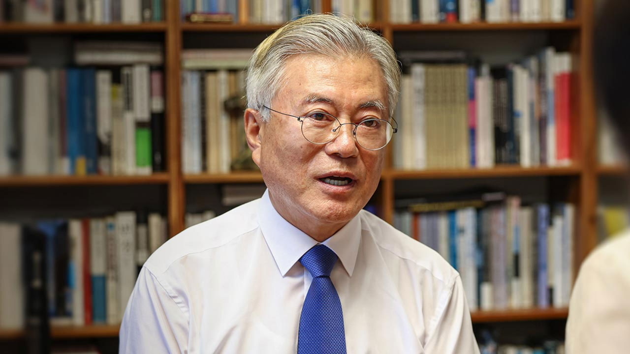 文 "하루빨리 나라 정상화되고 분열된 국민 마음 치유되기를"