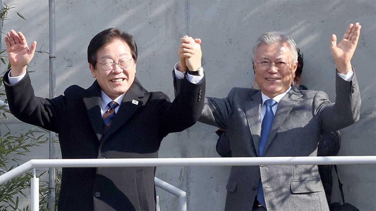 넉 달 만의 회동서 문재인 "통합·포용 행보 중요" 이재명 "공감"