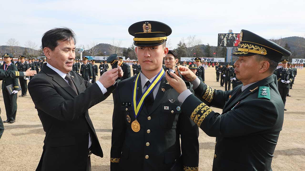 육군사관학교 간 국방부 장관 바카라사이트 승리바카라 소울카지노 "올바른 충성과 용기로 책임지는 리더 돼야"