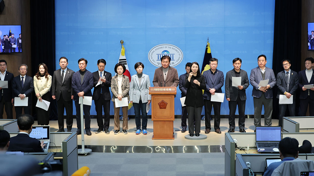 민주당 3선 의원들, '윤석열 가족 비리 의혹 백서' 발표