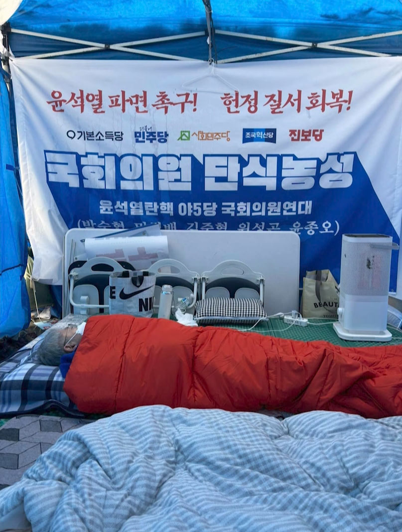 "윤석열 파면 촉구" 8일째 단식 민주당 민형배 병원 이송