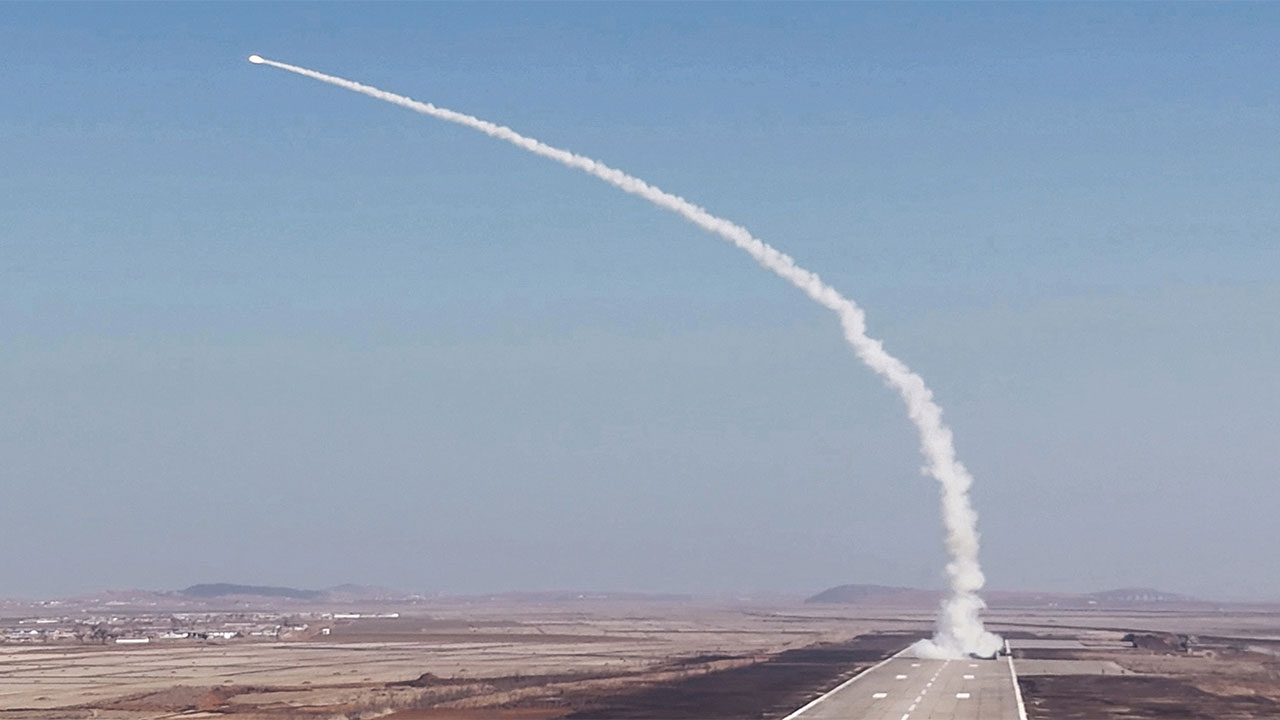 북 "최신 지대공미사일 시험발사 성공"‥김정은 참관