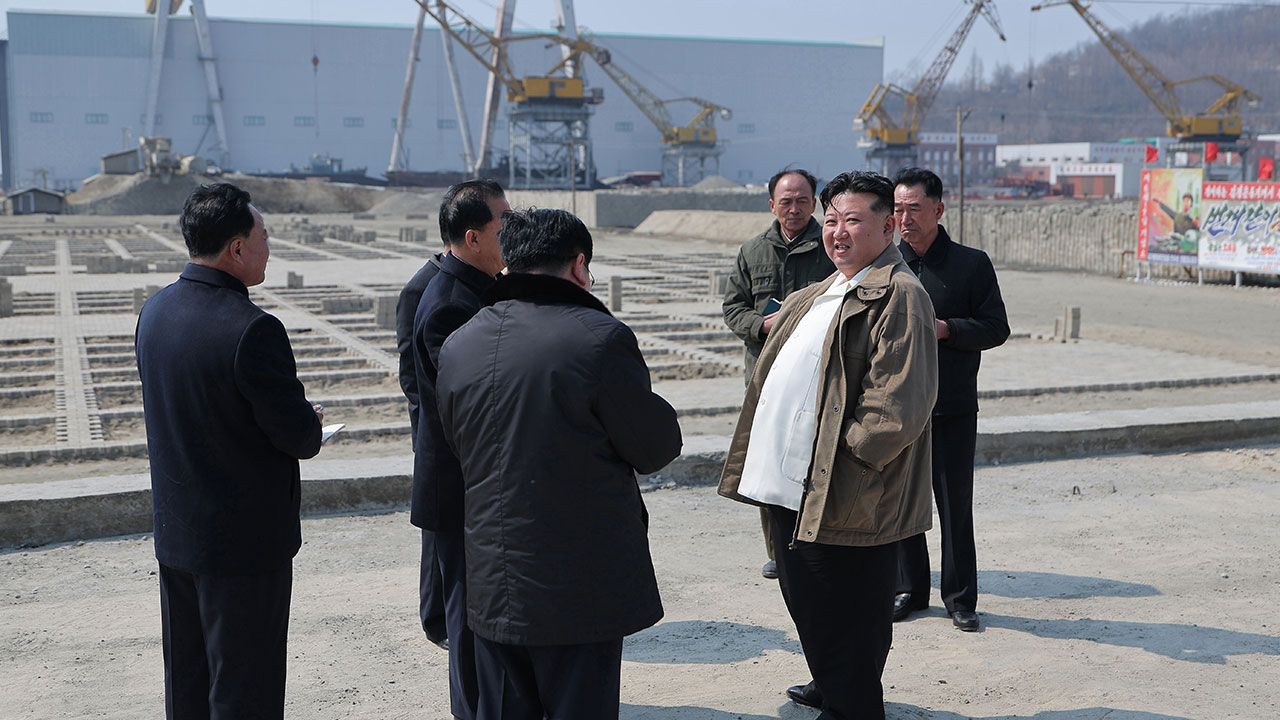 北김정은 "해군력 강화위해 조선능력 제고"‥남포조선소 방문