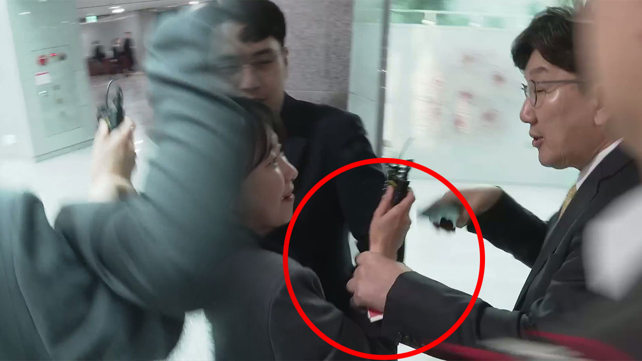 민주당 "라이브 바카라사이트 손목 잡아끈 권성동 사퇴해야"‥국민의힘 "신체 위협"