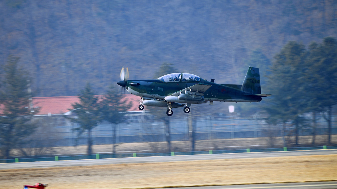 공군 "기관총 낙하 사고, 조종사가 히터 조절하려다 버튼 실수"