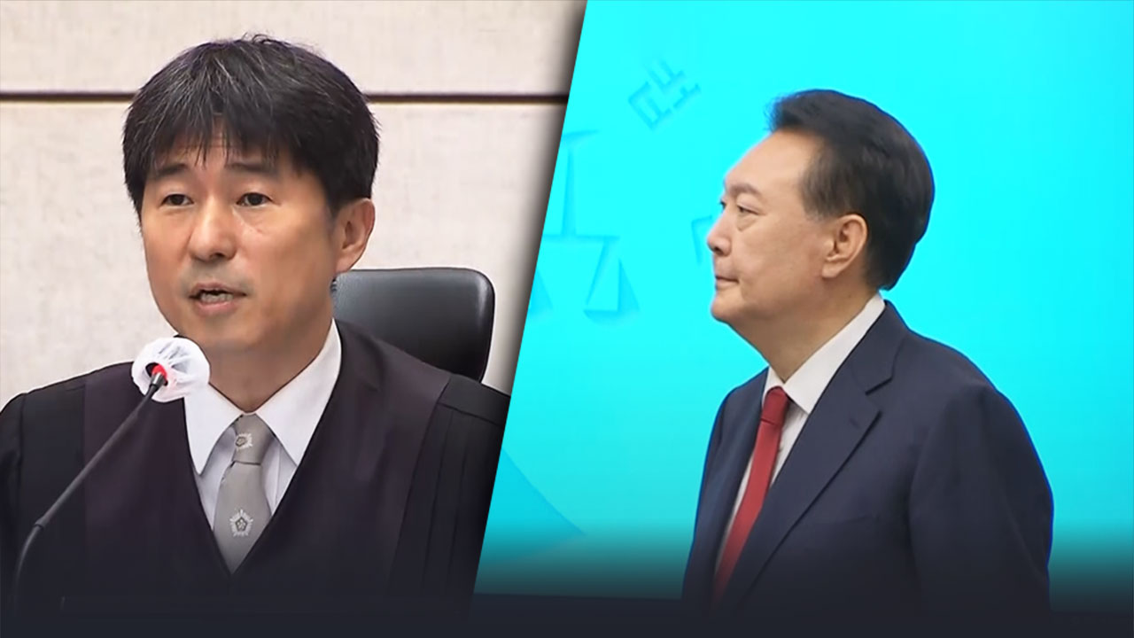 지귀연 들어오자  '벌떡'재판장 직접 입 열더니 현장영상