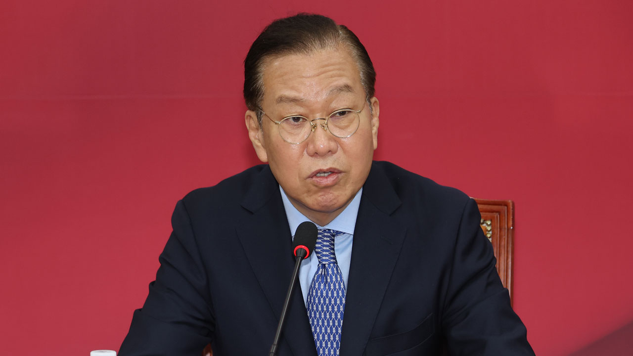 [속보] 권영세 "김문수 후보 자격 즉시 회복‥책임지고 비대위원장직 사퇴"